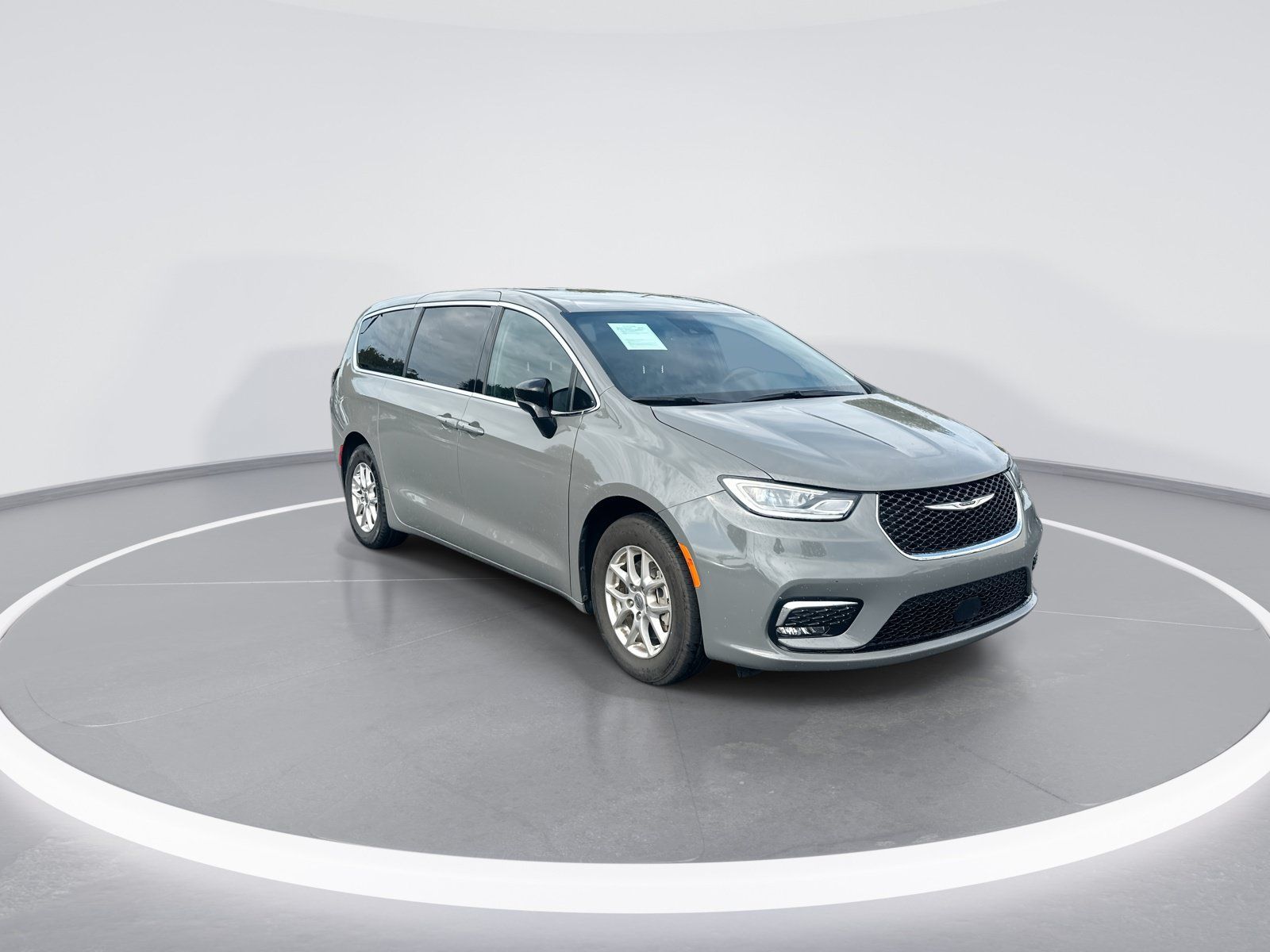 Used 2025 Chrysler Pacifica Select FWD image 2