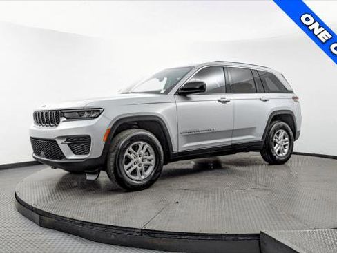 Used 2023 Jeep Grand Cherokee Laredo image 2