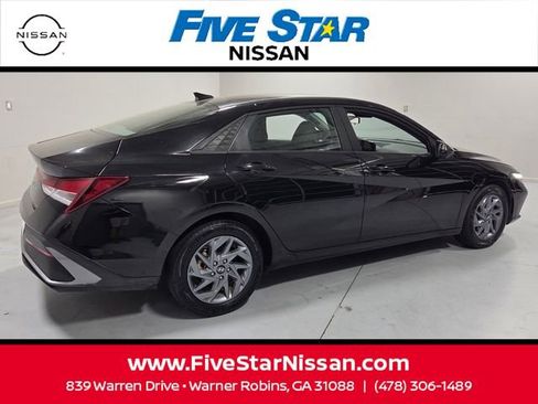 Used 2024 Hyundai Elantra SEL FWD image 12