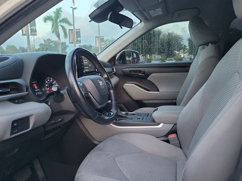 Used 2020 Toyota Highlander LE AWD/4WD image 19