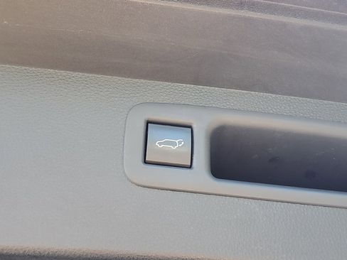 Used 2022 Toyota Highlander XLE FWD image 10