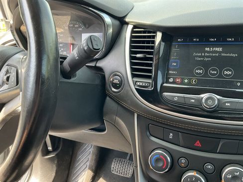 Used 2019 Chevrolet Trax LT w/ LT Convenience Package FWD image 28