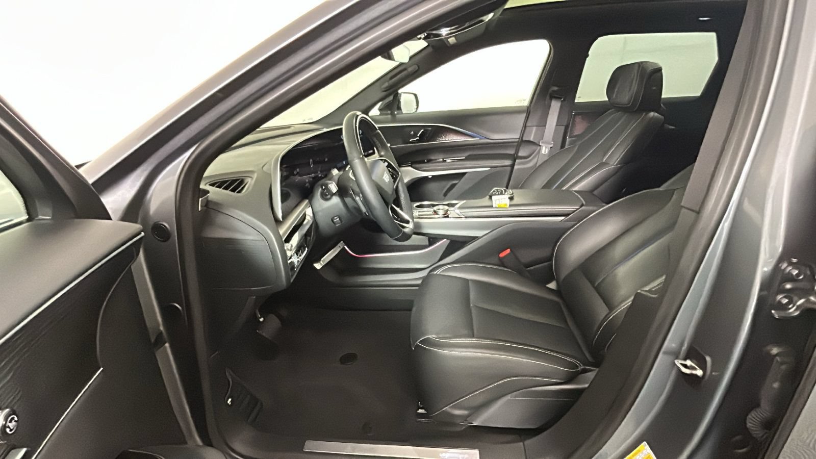 Used 2023 Cadillac Lyriq AWD image 13