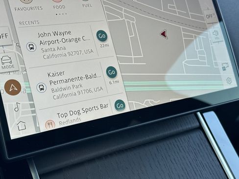 Certified 2025 Land Rover Range Rover Velar Dynamic SE image 24