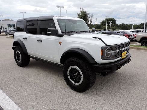 Used 2025 Ford Bronco Badlands AWD/4WD image 3