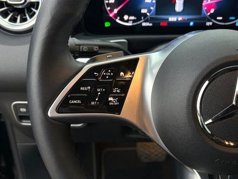 Used 2025 Mercedes-Benz GLB 250 4MATIC image 6