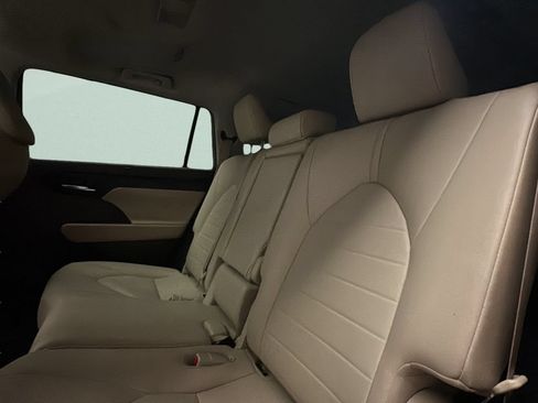 Used 2020 Toyota Highlander XLE AWD/4WD image 15