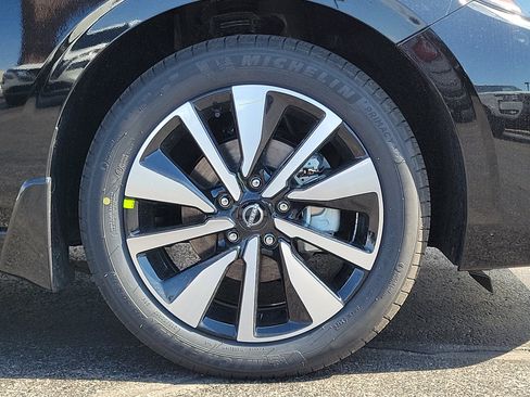 Used 2025 Nissan Sentra SV w/ SV Premium Package FWD image 5