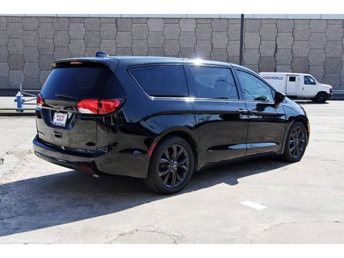 Used 2019 Chrysler Pacifica Touring Plus w/ Advanced Safetytec Group image 7