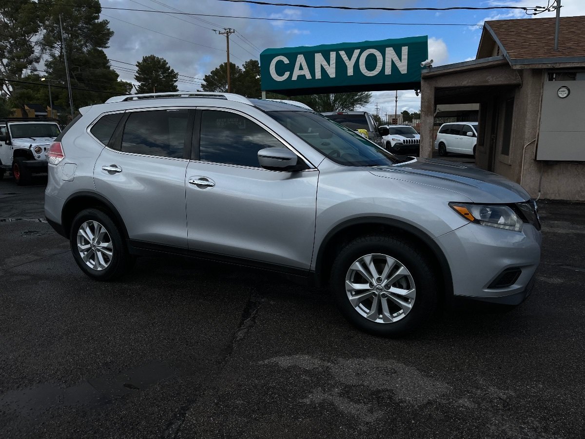 Used 2016 Nissan Rogue SV FWD image 2