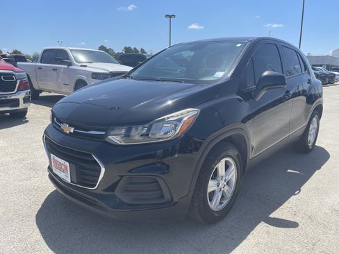 Used 2020 Chevrolet Trax LS w/ Tint and Cruise Package FWD image 8