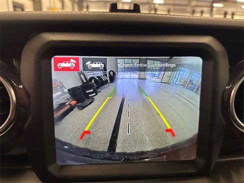 Used 2022 Jeep Wrangler Unlimited Rubicon w/ Trailer Tow Package image 32