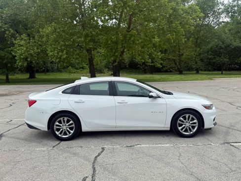 Used 2018 Chevrolet Malibu LT w/ Leather Package FWD image 4