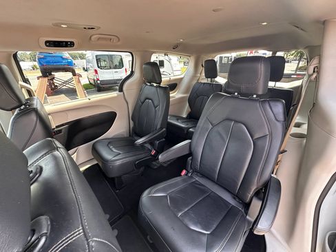Used 2019 Chrysler Pacifica Touring-L FWD image 16