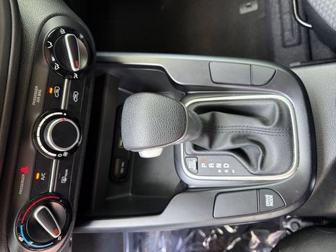 Used 2025 Kia Soul LX w/ LX Technology Package FWD image 38