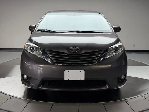 Used 2014 Toyota Sienna XLE FWD image 3