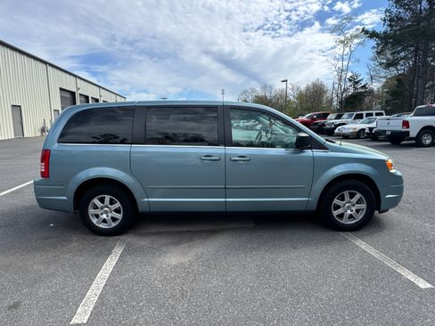Used 2010 Chrysler Town & Country LX image 4