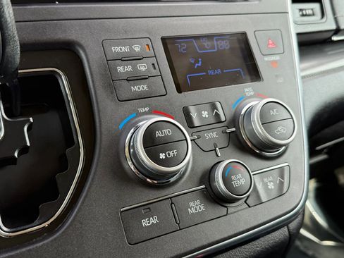 Used 2018 Toyota Sienna SE FWD image 40