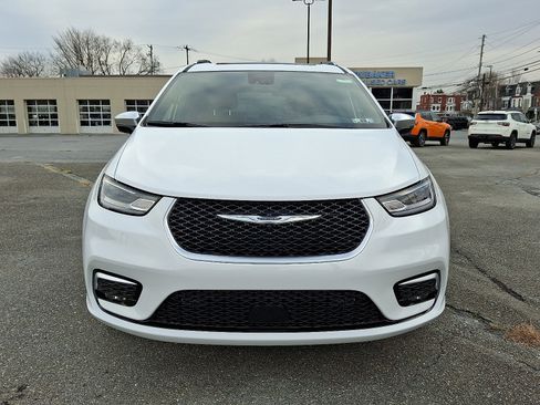 New 2026 Chrysler Pacifica Pinnacle image 2