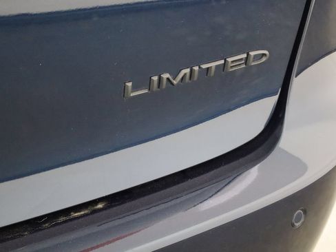 Used 2025 Chrysler Pacifica Limited FWD image 42