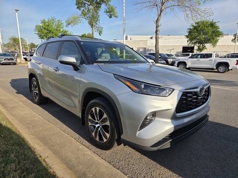 Used 2024 Toyota Highlander XLE image 2