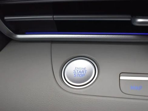 Used 2025 Hyundai Elantra Limited image 29