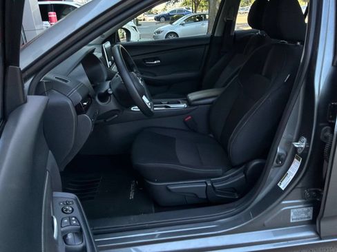 Used 2025 Nissan Sentra SV FWD image 10