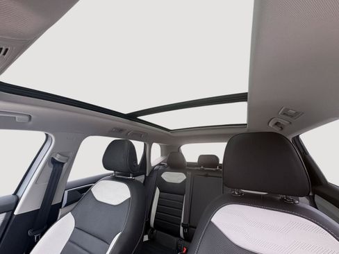 Certified 2025 Volkswagen Taos SEL AWD/4WD image 5