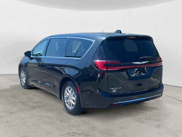 Used 2023 Chrysler Pacifica Touring-L FWD image 3