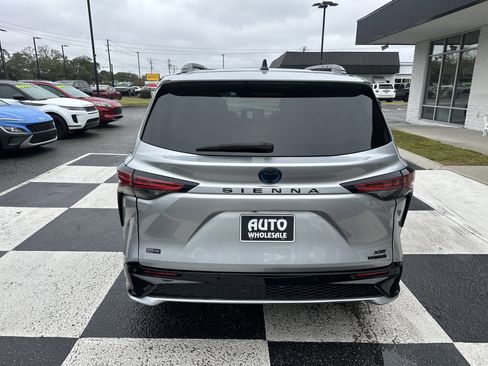 Used 2023 Toyota Sienna XSE image 4