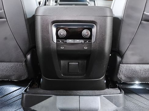 Used 2022 Chevrolet Tahoe Premier AWD/4WD image 32