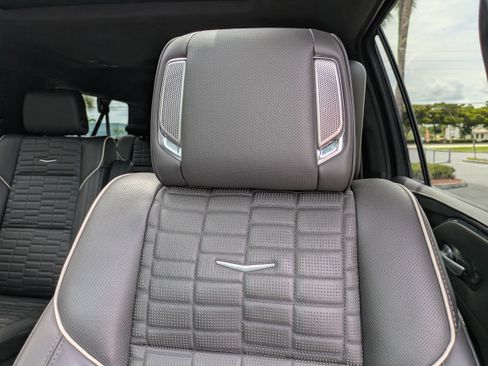 Certified 2024 Cadillac Escalade ESV Premium Luxury Platinum AWD/4WD image 17