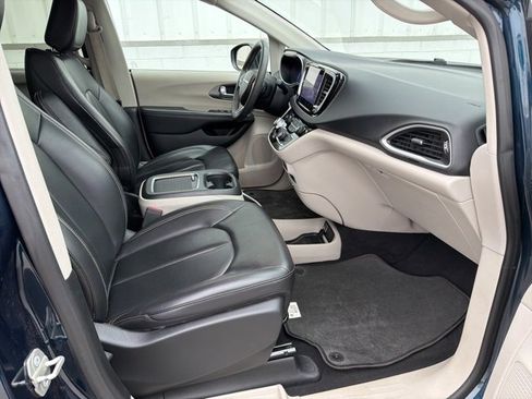 Used 2023 Chrysler Pacifica Touring-L image 35