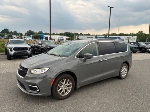 Used 2021 Chrysler Pacifica Touring-L FWD image 3