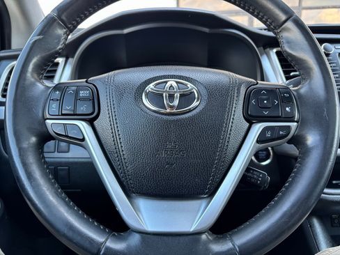 Used 2019 Toyota Highlander AWD V6 image 19