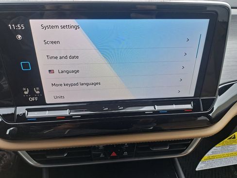 Used 2025 Volkswagen Atlas Cross Sport SE image 9