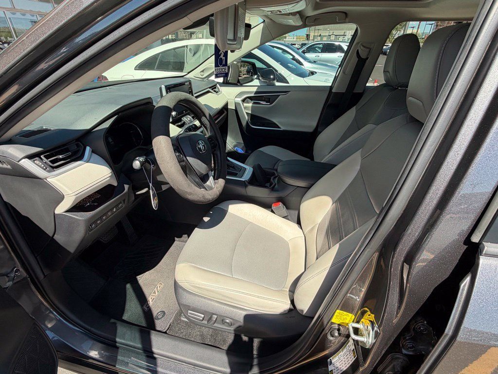Used 2021 Toyota RAV4 Limited FWD image 6