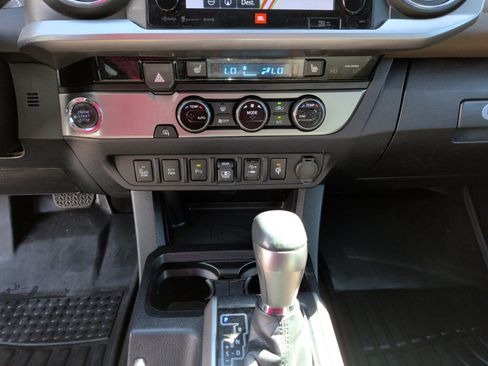 Used 2018 Toyota Tacoma Limited image 29