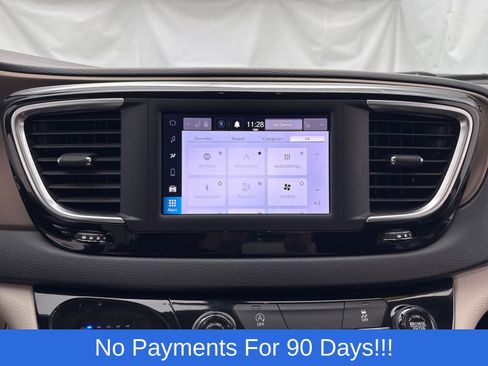 Used 2022 Chrysler Voyager LX FWD image 14