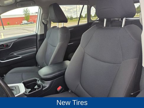 Used 2019 Toyota RAV4 LE w/ Carpet Mat Package AWD/4WD image 13