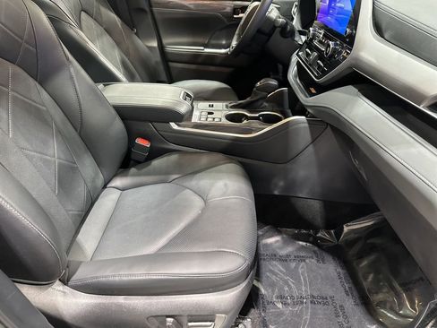 Certified 2025 Toyota Highlander Platinum image 17