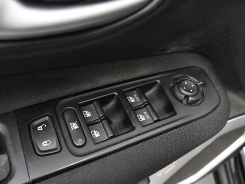 Used 2019 Jeep Renegade Latitude AWD/4WD image 37