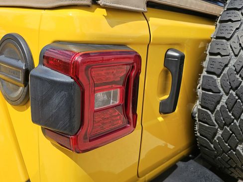 Used 2021 Jeep Wrangler Unlimited Sahara image 10