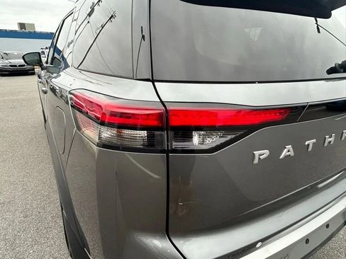 Used 2022 Nissan Pathfinder SL FWD image 7