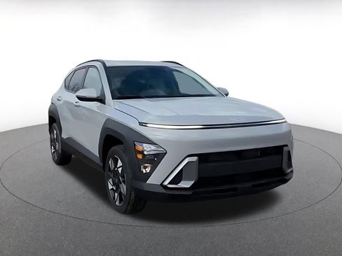 Used 2025 Hyundai Kona SEL image 3