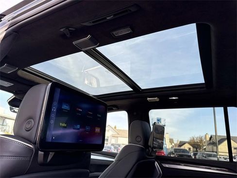 Used 2025 Cadillac Escalade ESV V image 21