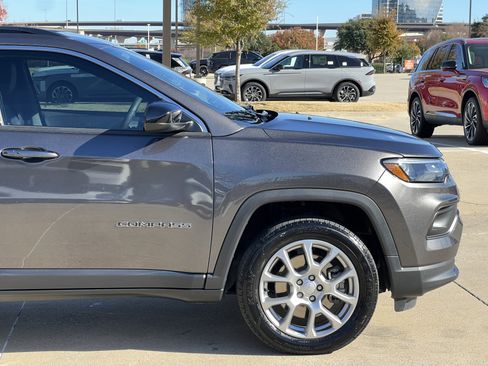 Used 2023 Jeep Compass Latitude image 12