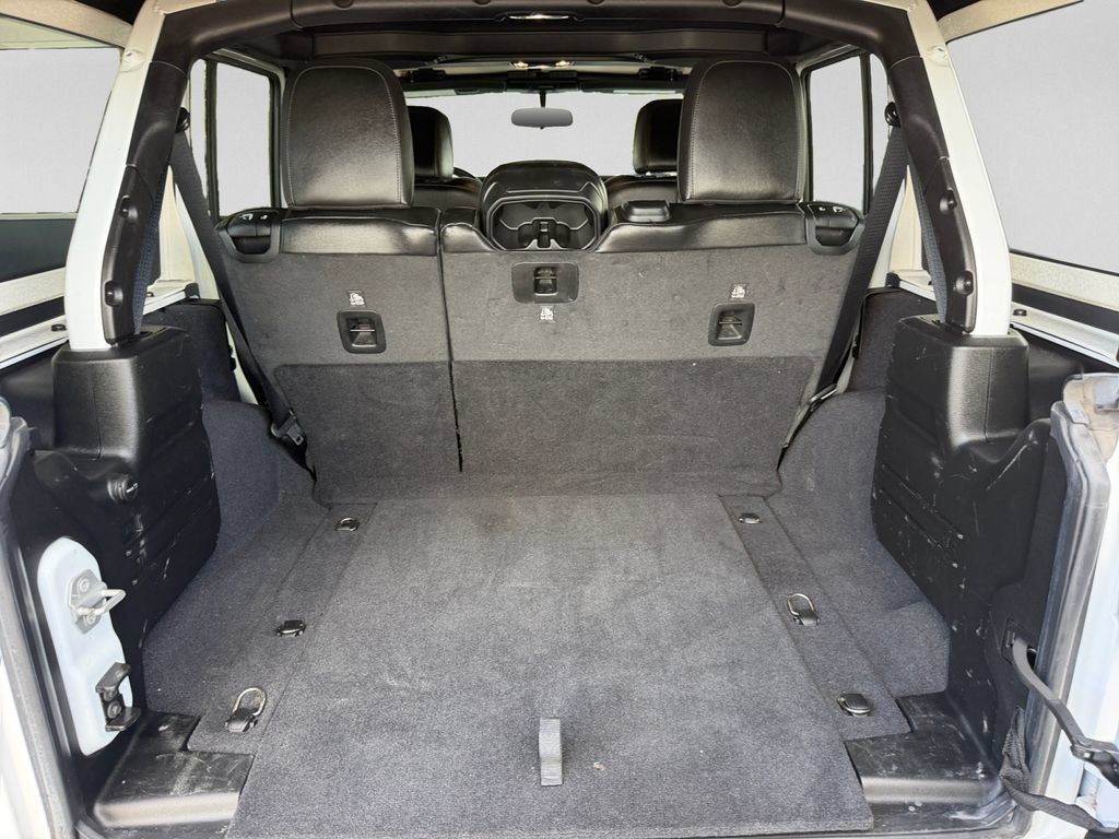 Used 2020 Jeep Wrangler Unlimited Sahara AWD/4WD image 27
