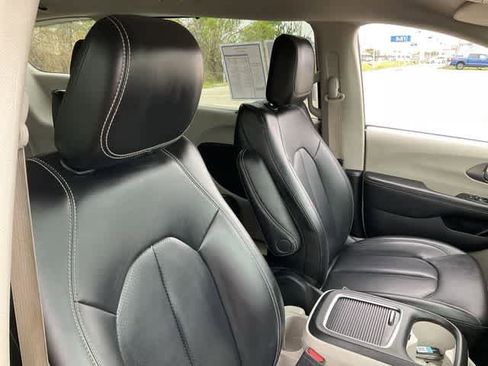 Used 2023 Chrysler Pacifica Touring-L image 17