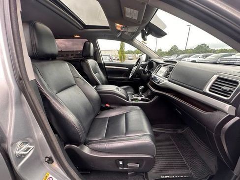 Used 2018 Toyota Highlander XLE AWD/4WD image 30